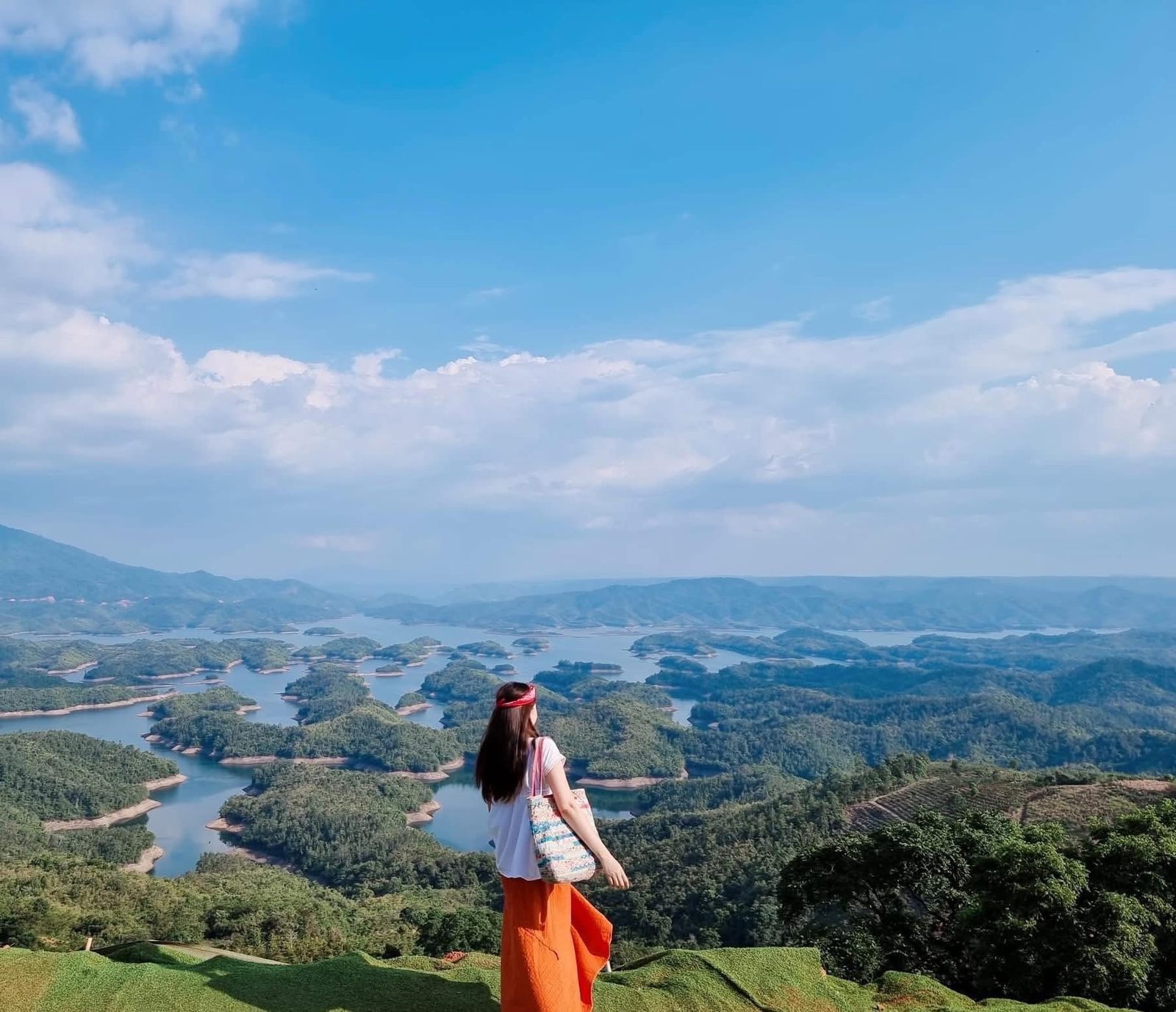 Đứng trên đồi nhìn xuống vùng hồ Tà Đùng nhiều đảo
